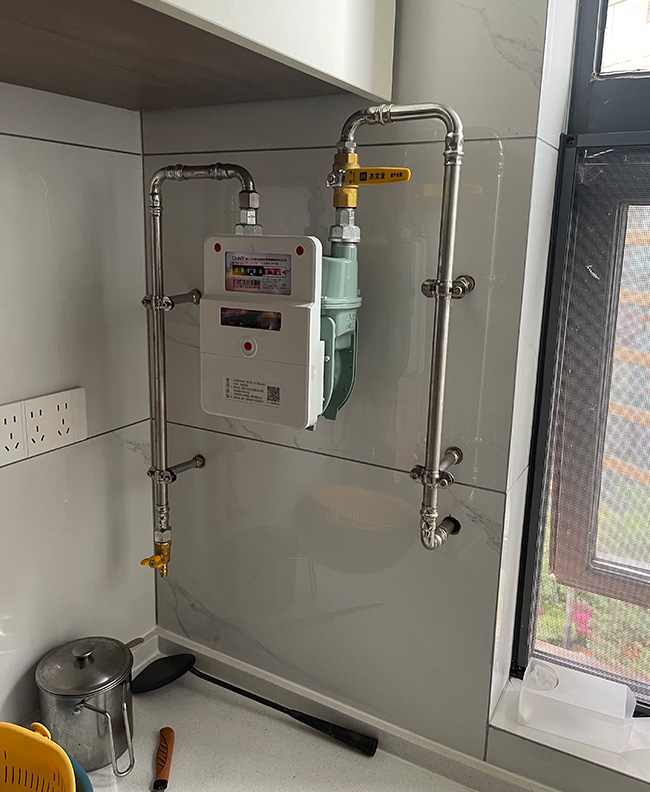 曲靖市麒麟区安厦十五城上东区小区群众家中的燃气表。