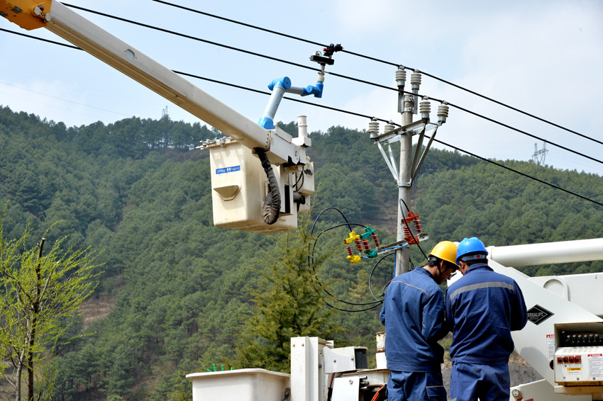 工作人員操作機器人進行絕緣剝除。賈理要攝