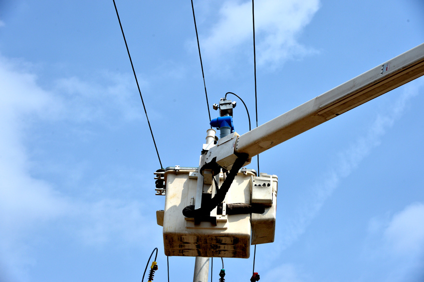 機器人帶著引流線向供電線路接線處靠近。賈理要攝