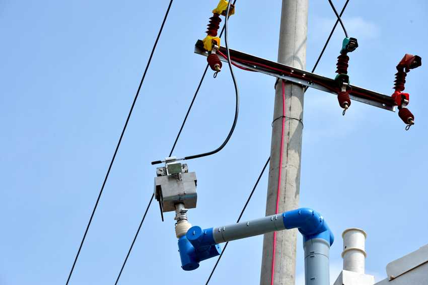 機器人正在將接線器壓接在引流線上。賈理要攝