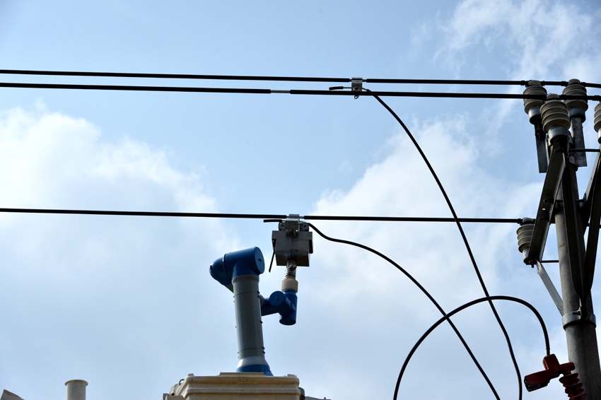 機器人正在進行最后一條引流線的接線工作.賈理要攝