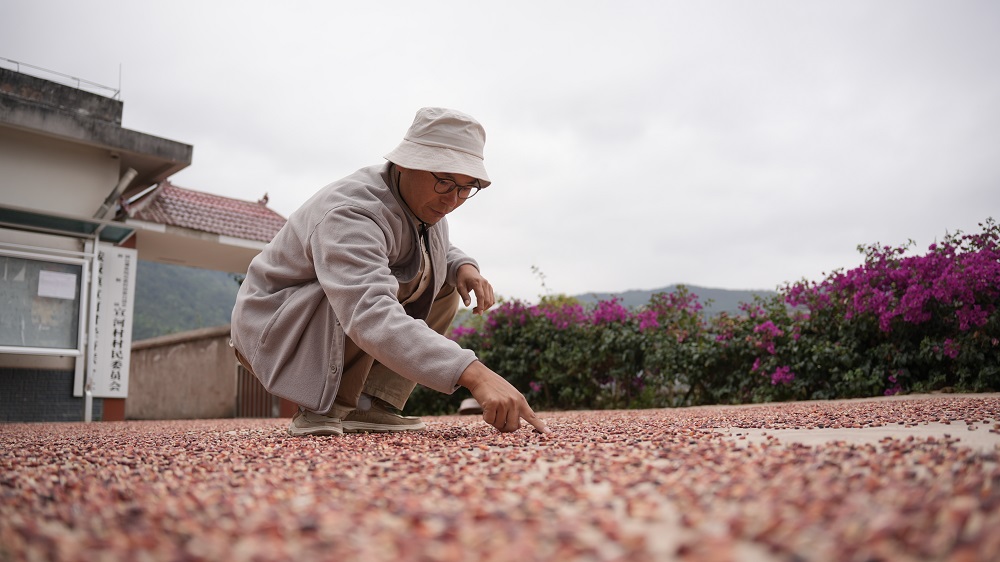 宁思在作画。镇沅县融媒体中心供图