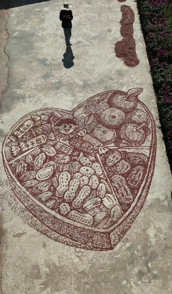 宁思画的丰收图。视频截图