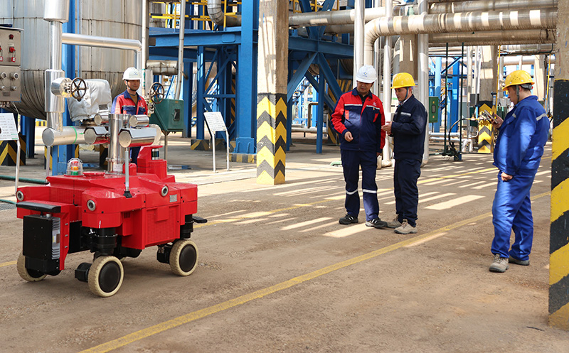 :智能巡檢機器人在巡檢。