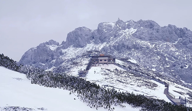 香格裡拉石卡雪山景區迎來連續降雪。