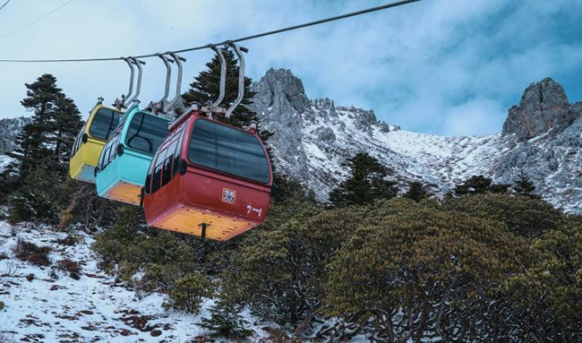 香格裡拉石卡雪山景區迎來連續降雪。