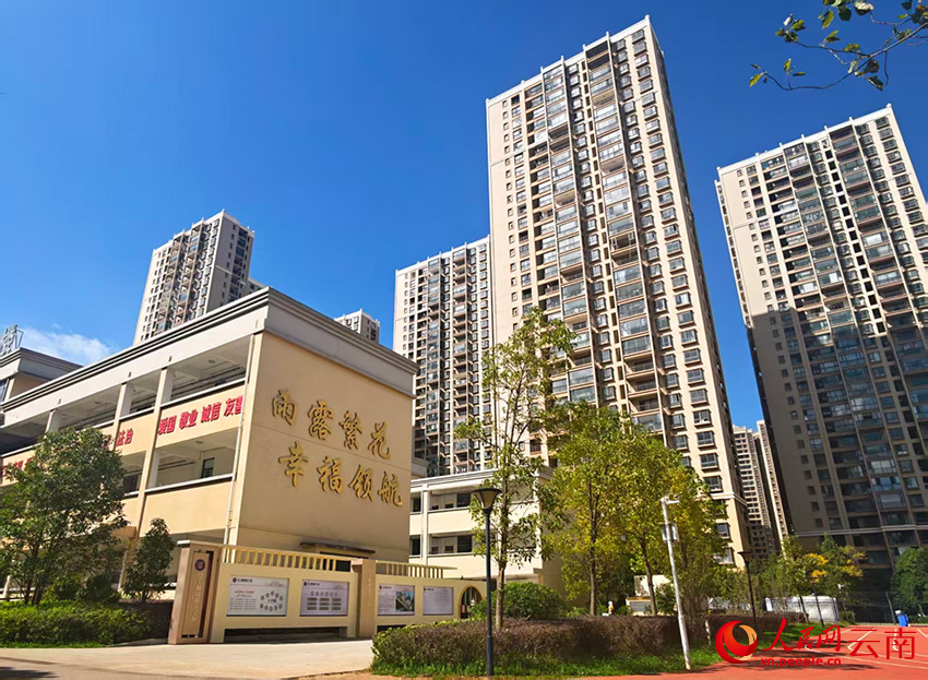 【1】校园宽敞整洁。