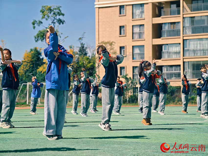 【2】学生们在操场上跳舞活动。