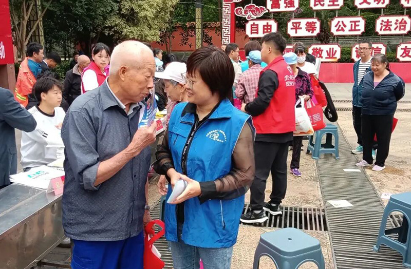 “人社服务先锋队”深入社区开展便民服务。