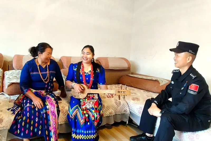 傈僳族藝人董紹琴正在創作將普法山歌。怒江州委政法委供圖