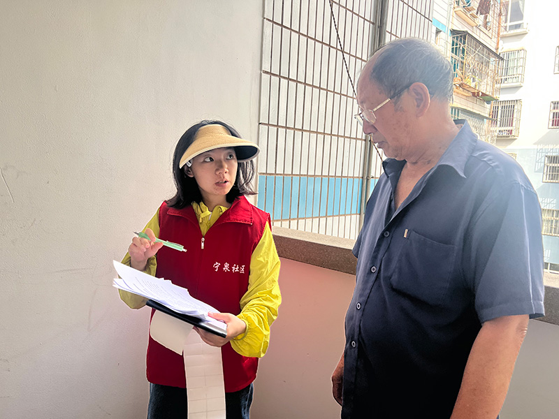 寧泉社區工作人員上門為居民宣講政策、征集民意。寧泉社區供圖