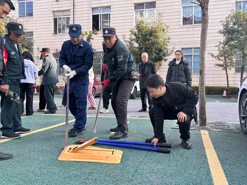 為規范停車位，寧和小區物管拆居民私自加裝的地鎖。寧和小區物管供圖