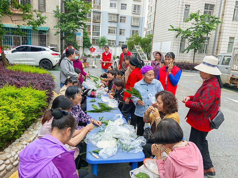 端午節，寧和小區居民湊在一起包粽子過佳節。寧州街道供圖