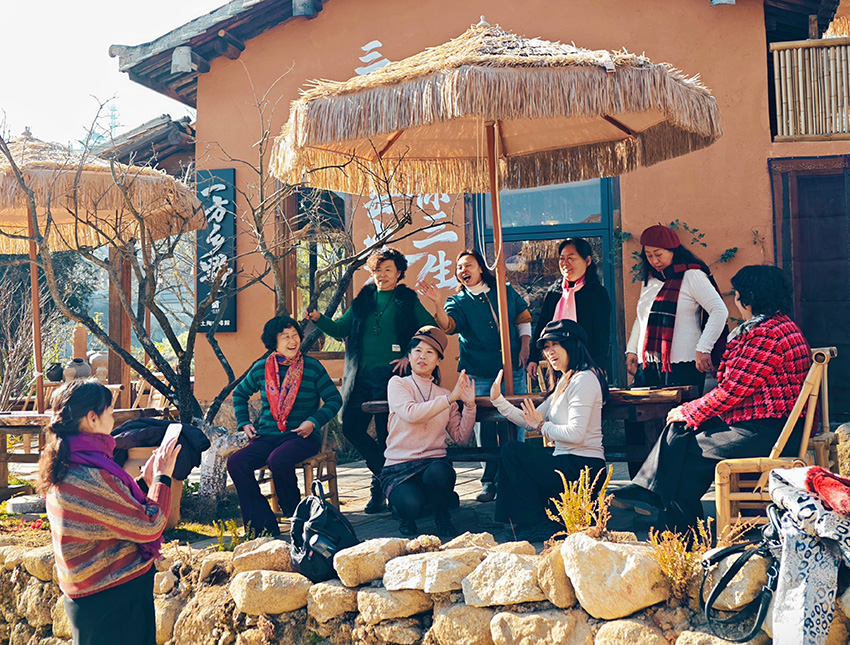 【1】游客在臨滄市臨翔區博尚鎮碗窯村拍照留念。人民網-尹馨攝