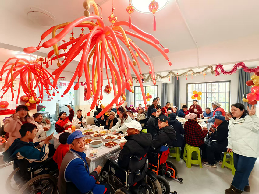 【2】春節前夕,雲南省昭通市魯甸縣卯家灣安置區內的社區幸福食堂,特意為社區裡的“一老一小”和殘障人士准備了一頓豐盛的年夜飯。魯甸縣硯池街道供圖