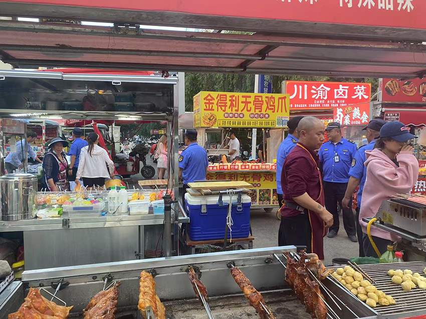 违规占道经营整治。官渡区委宣传供图