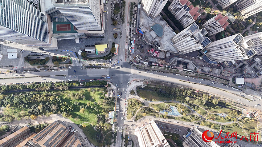 整治后的海乐世界永中路十字路口畅通无阻。人民网记者-虎遵会摄-