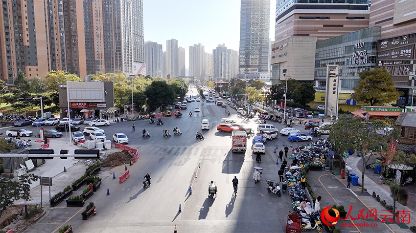 整治后的海乐世界永中路十字路口畅通无阻。人民网记者-虎遵会摄