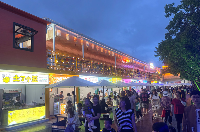 夜市人頭攢動。