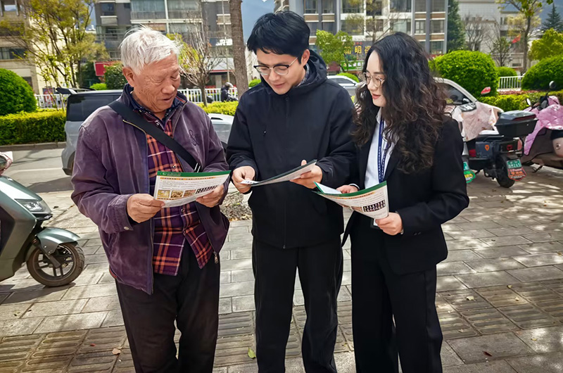 工作人员发放宣传单。常志敏摄