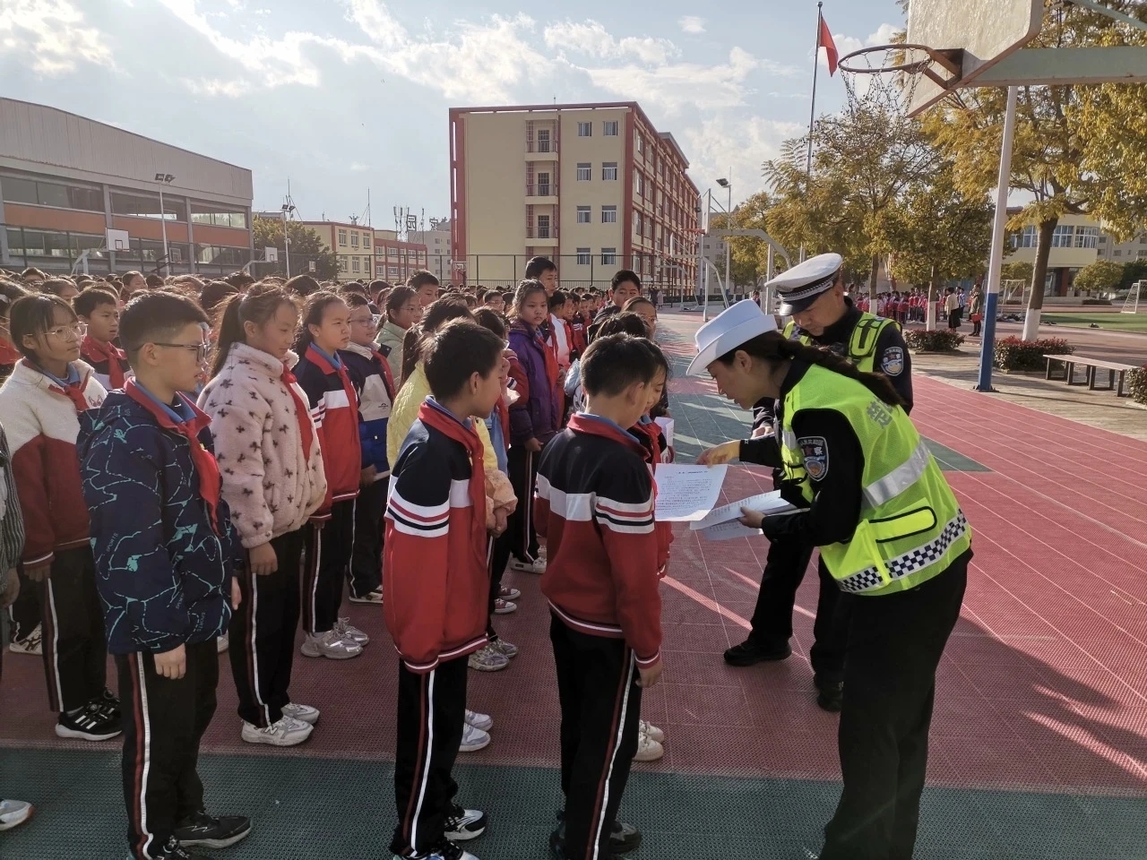 楚雄市公安局民警辅警深入辖区学校开展交通安全宣传活动。
