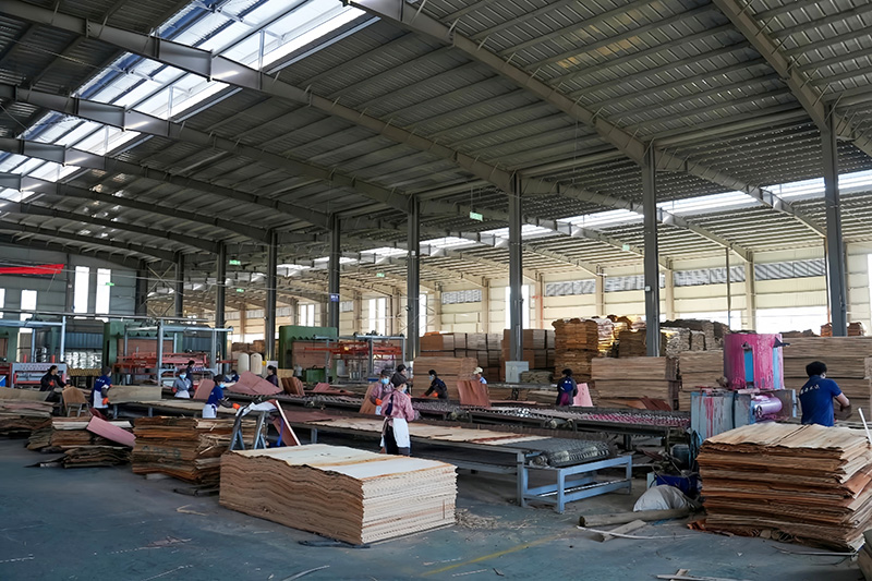 工人正在進行木材加工。艾嘎攝