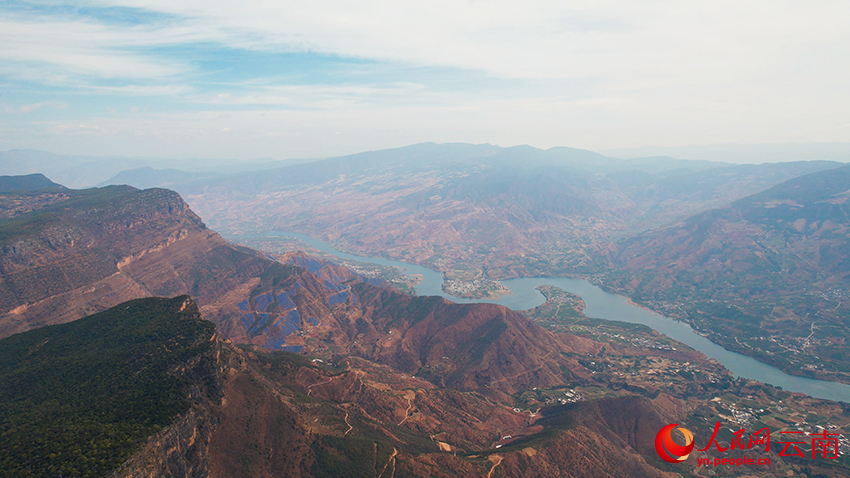 從大理鶴慶“羊橋天壁”俯瞰金沙江。段志宇攝