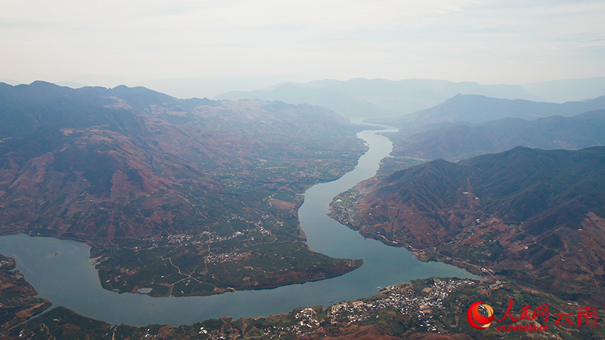 從大理鶴慶“羊橋天壁”俯瞰金沙江。段志宇攝