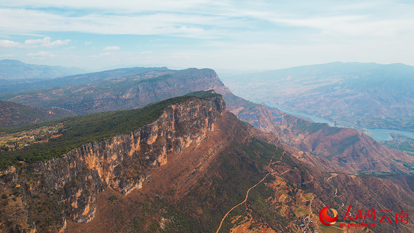 從大理鶴慶“羊橋天壁”俯瞰金沙江。段志宇攝