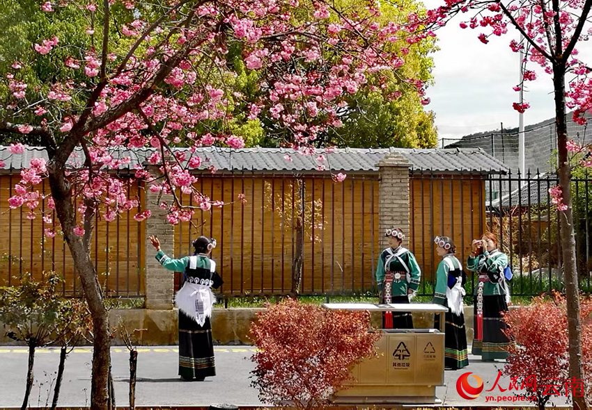 市民身著民族服飾前來游玩拍照。和儉攝