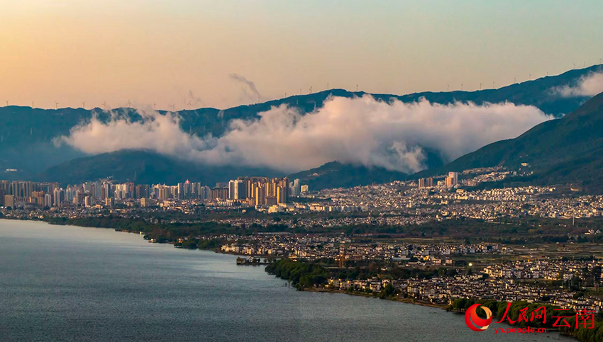 晨光中，蒼山洱海上空雲霧翻涌，美如畫卷。王旭光攝