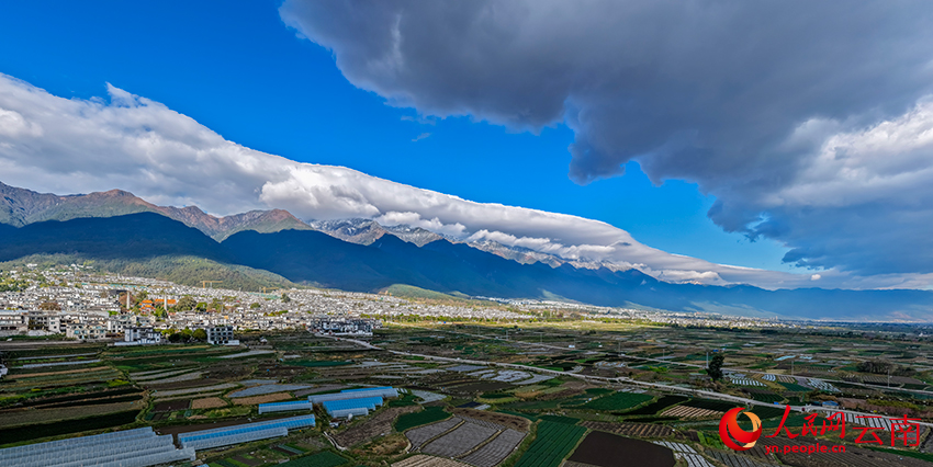 晨光中，蒼山洱海上空雲霧翻涌，美如畫卷。王旭光攝