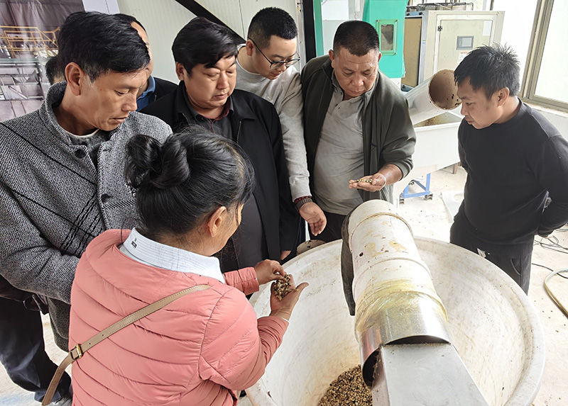第五代无水脱皮微水脱胶咖啡初加工设备观摩现场。丁小洋摄丁小洋-摄