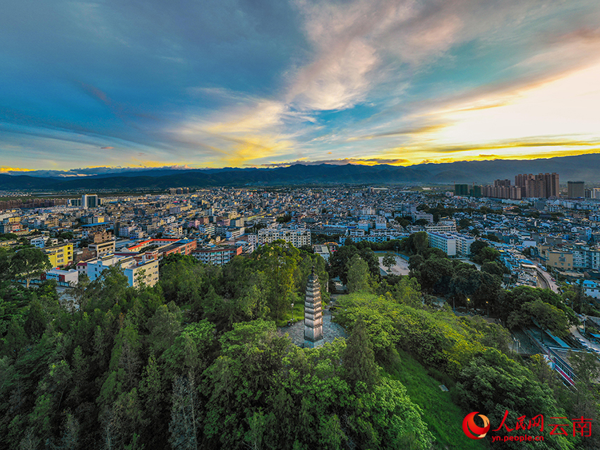 弥渡县城航拍。鲁志高摄