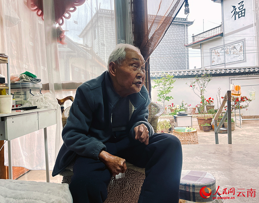 【3】李寿昌老人讲述《弥渡民歌》背后的故事。人民网记者-程浩摄