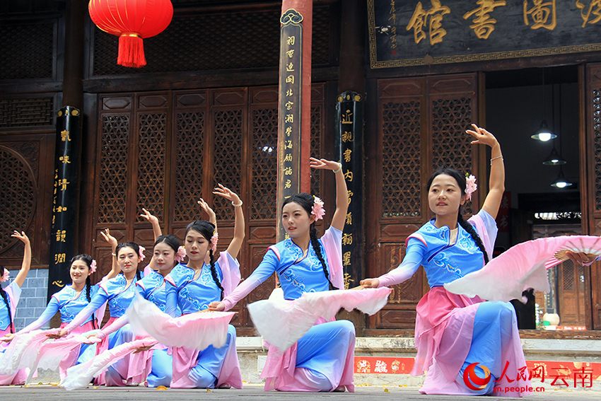 【4】弥渡县花灯剧团演员表演《弥渡山歌》。人民网记者-程浩摄