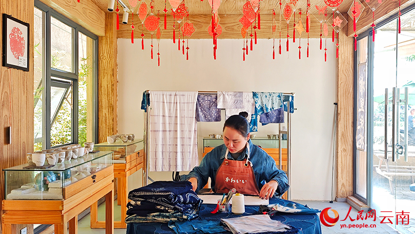 【6】旅居客在弥渡县红岩镇白崖古城村体验扎染手工技艺。杨文虹摄