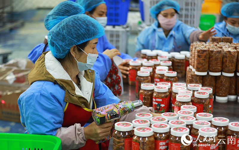 工人正在包裝食品。周雯攝