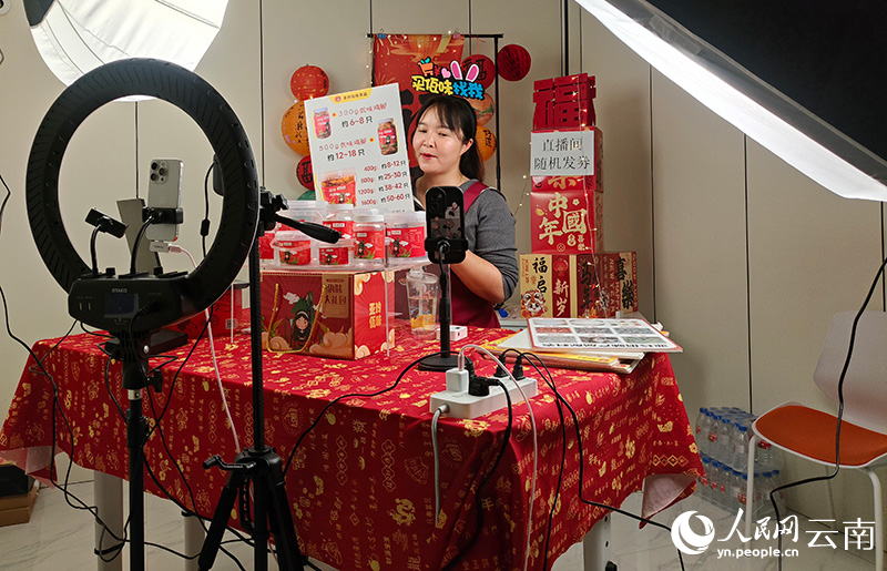 主播在直播間直播。周雯攝