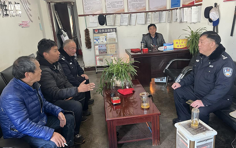 :民警张光旭(右一)调处矛盾纠纷。