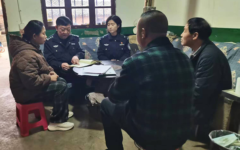 民警张光旭（左二）带新警走访群众。