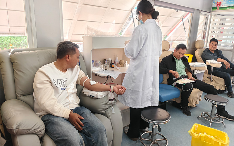 鄉政府、派出所組織12名黨員干部、群眾緊急獻血。楚雄公安供圖