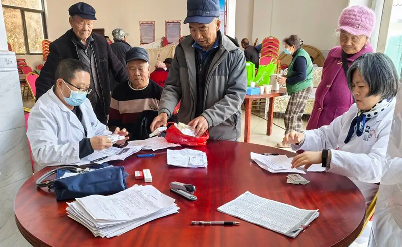 医务人员正在做检查。