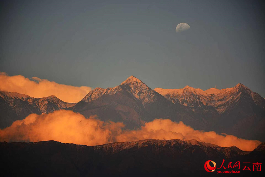 苍山之巅现“日月同辉”美景。杨木华摄