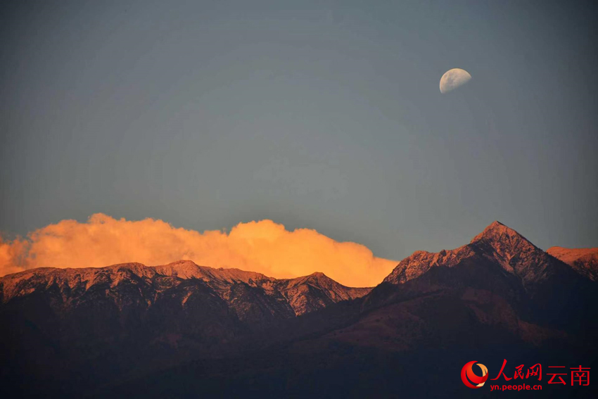苍山之巅现“日月同辉”美景。杨木华摄