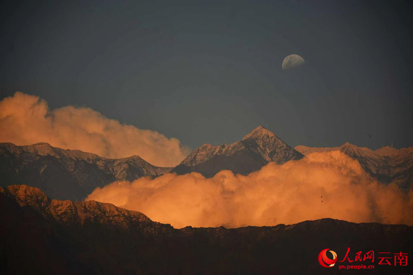苍山之巅现“日月同辉”美景。杨木华摄