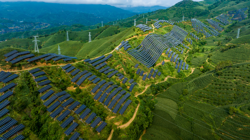 【1】雲南省首個水光多能互補標杆示范工程華能瀾滄江漫灣電站水光一體化項目。-華能瀾滄江公司供圖