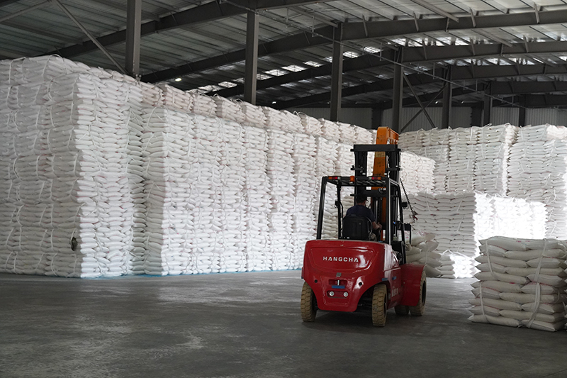 成品白糖送入储藏间。李毅摄