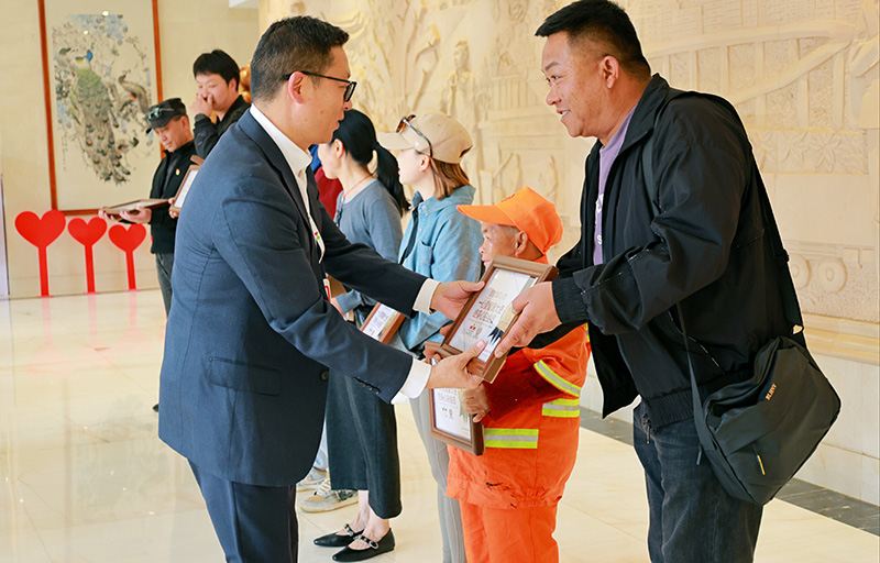 一心堂为“滇风人物”代表授予“健康大使”荣誉称号。