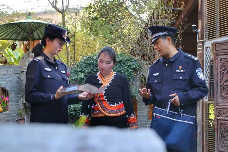 临沧市公安民警常态化下沉回访解民忧。
